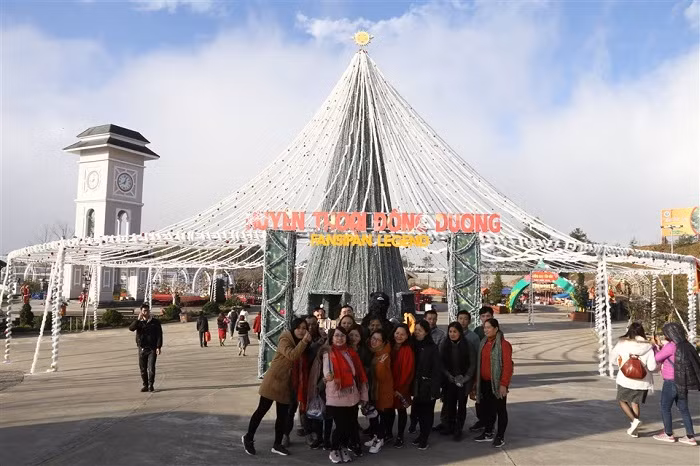 Lễ hội mùa đông với chủ đề “Fansipan - con đường tuyết rơi” .