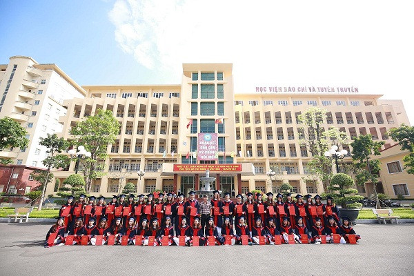 Nhiều sinh viên cảm thấy hoang mang trước quy định mới của Luật giáo dục: bằng đại học tại chức và đại học chính quy sẽ có giá trị tương đương nhau. Nhiều sinh viên cảm thấy hoang mang trước quy định mới của Luật giáo dục: bằng đại học tại chức và đại học chính quy sẽ có giá trị tương đương nhau.