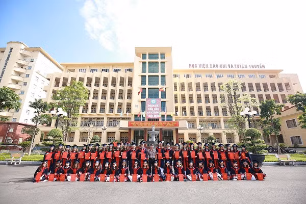 Nhiều sinh viên cảm thấy hoang mang trước quy định mới của Luật giáo dục: bằng đại học tại chức và đại học chính quy sẽ có giá trị tương đương nhau.