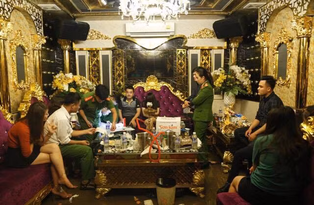 Công an bắt giữ 2 cô giáo đang phê trong tiệc ma tuý ở Hà Tĩnh (Ảnh minh họa: vietnamnet.vn). Công an bắt giữ 2 cô giáo đang phê trong tiệc ma tuý ở Hà Tĩnh (Ảnh minh họa: vietnamnet.vn).