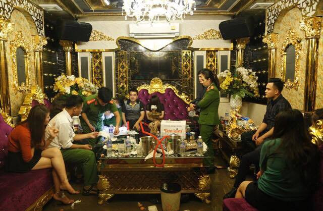 Công an bắt giữ 2 cô giáo đang phê trong tiệc ma tuý ở Hà Tĩnh (Ảnh minh họa: vietnamnet.vn). Công an bắt giữ 2 cô giáo đang phê trong tiệc ma tuý ở Hà Tĩnh (Ảnh minh họa: vietnamnet.vn).