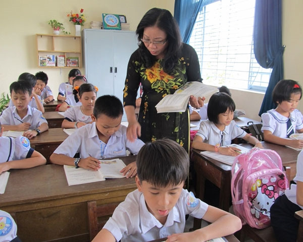 Giáo viên vẫn phải chịu nhiều áp lực từ những quy định của ngành giáo dục (Ảnh minh họa: vov.vn). Giáo viên vẫn phải chịu nhiều áp lực từ những quy định của ngành giáo dục (Ảnh minh họa: vov.vn).