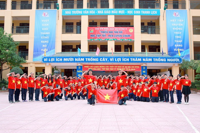 Cả sân trường nhuộm một sắc đỏ rực, các em học sinh cùng nhau căng cờ Tổ quốc thể hiện tinh thần yêu nước. Cả sân trường nhuộm một sắc đỏ rực, các em học sinh cùng nhau căng cờ Tổ quốc thể hiện tinh thần yêu nước.