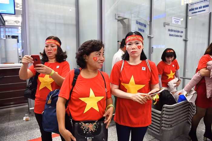 Các cổ động viên nữ đang rất háo hức cho chuyến bay sang Kuala Lumpur cổ vũ cho đội tuyển Việt Nam.