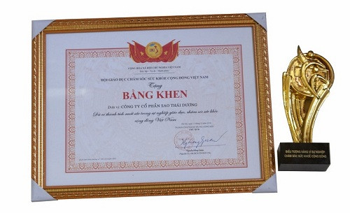 Bằng khen và cúp vàng vì sự nghiệp chăm sóc sức khỏe cộng đồng của Sao Thái Dương. Bằng khen và cúp vàng vì sự nghiệp chăm sóc sức khỏe cộng đồng của Sao Thái Dương.