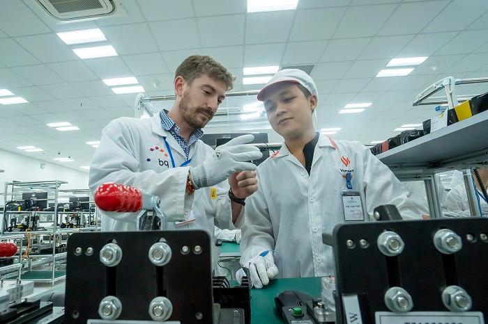 VinSmart quy tụ được đội ngũ các nhà khoa học và chuyên gia dày dạn kinh nghiệm từ các Viện nghiên cứu và các công ty công nghệ hàng đầu trên thế giới. VinSmart quy tụ được đội ngũ các nhà khoa học và chuyên gia dày dạn kinh nghiệm từ các Viện nghiên cứu và các công ty công nghệ hàng đầu trên thế giới.