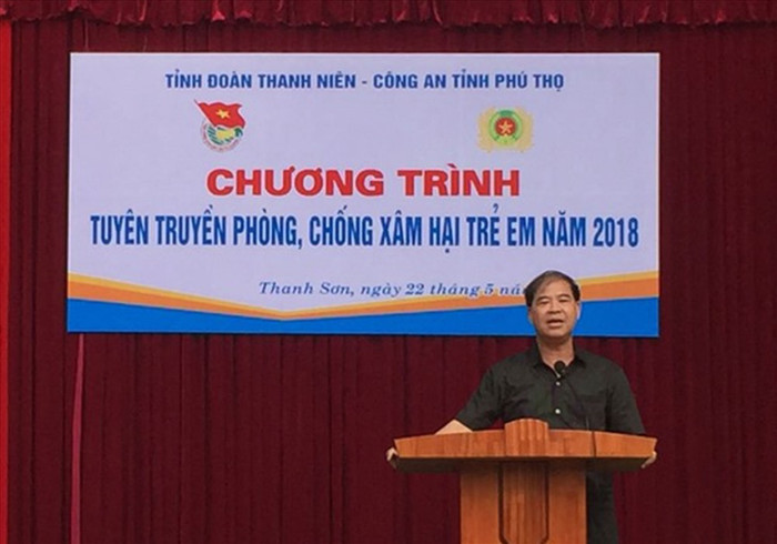 Ông Đinh Bằng My trong một lần thuyết trình về vấn đề xâm hại trẻ em (Ảnh minh họa: laodong.vn).