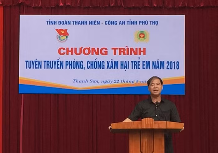 Ông Đinh Bằng My trong một lần thuyết trình về vấn đề xâm hại trẻ em (Ảnh minh họa: laodong.vn).