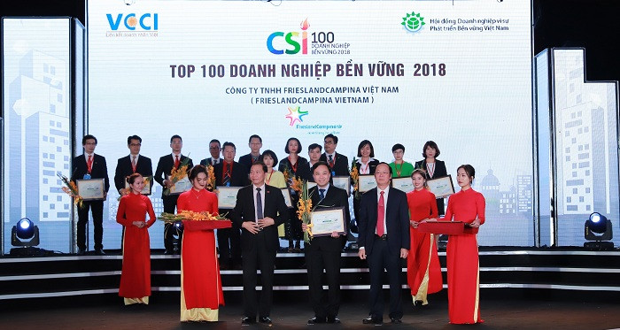 Đại diện Sữa Cô Gái Hà Lan (giữa) nhận giải thưởng tại Lễ Công Bố Doanh nghiệp Bền vững 2018 của VCCI.