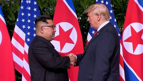 Cuộc gặp lịch sử giữa Tổng thống Mỹ, Donald Trump (phải) và nhà lãnh đạo Triều Tiên, Kim Jong-un (trái) tại Singapore ngày 12/6/2018 (Ảnh: CNN). Cuộc gặp lịch sử giữa Tổng thống Mỹ, Donald Trump (phải) và nhà lãnh đạo Triều Tiên, Kim Jong-un (trái) tại Singapore ngày 12/6/2018 (Ảnh: CNN).