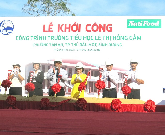 Trường tiểu học Lê Thị Hồng Gấm được khởi công, sau khi xây dựng xong sẽ góp phần giảm bớt tình trạng quá tải học sinh trên mỗi phòng học ở thành phố Thủ Dầu Một. Trường tiểu học Lê Thị Hồng Gấm được khởi công, sau khi xây dựng xong sẽ góp phần giảm bớt tình trạng quá tải học sinh trên mỗi phòng học ở thành phố Thủ Dầu Một.