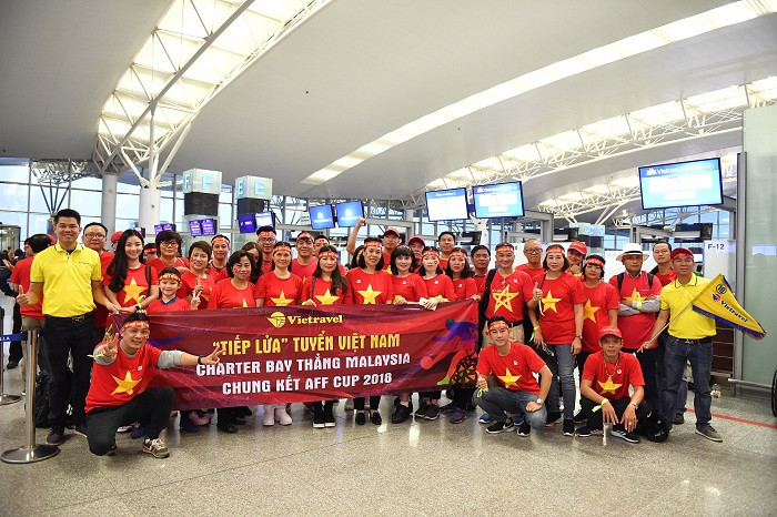 Đoàn cổ động viên lên đường "tiếp lửa" cho đội tuyển Việt Nam.