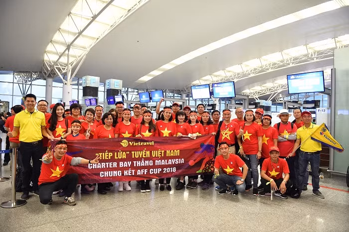 Đoàn cổ động viên lên đường "tiếp lửa" cho đội tuyển Việt Nam.