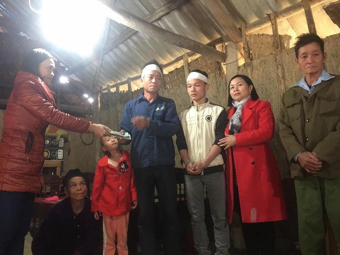 Đại diện Trường trung học phổ thông Quỳnh Lưu 4 trực tiếp đến thăm và trao lại số tiền ủng hộ cho gia đình em Quân. Đại diện Trường trung học phổ thông Quỳnh Lưu 4 trực tiếp đến thăm và trao lại số tiền ủng hộ cho gia đình em Quân.