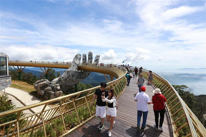 Khách tham quan đi bộ trên Cầu Vàng Sun World Ba Na Hills. Khách tham quan đi bộ trên Cầu Vàng Sun World Ba Na Hills.