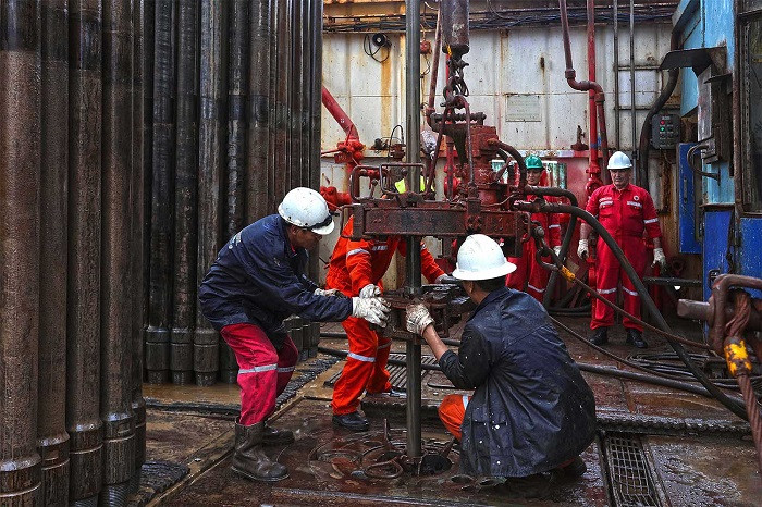 Người lao động Vietsovpetro tháo cần khoan. Người lao động Vietsovpetro tháo cần khoan.
