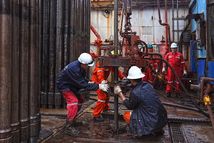 Người lao động Vietsovpetro tháo cần khoan.