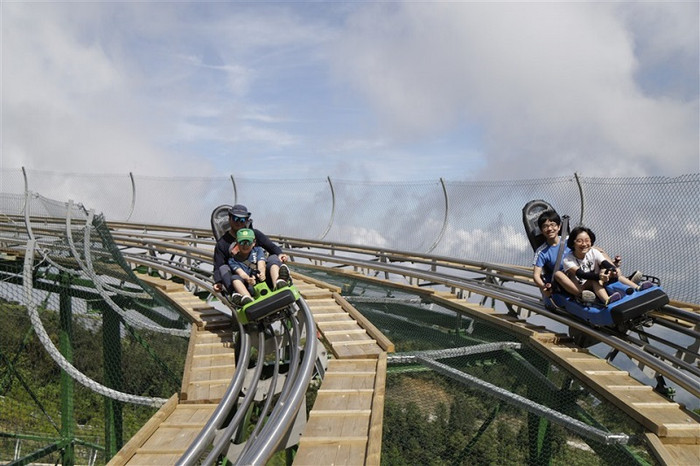 Du khách Hàn Quốc phấn khích thử siêu phẩm đường xe trượt ống 3 vòng xoáy tại Bà Nà.