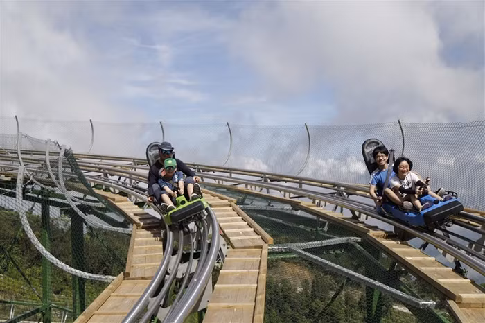 Du khách Hàn Quốc phấn khích thử siêu phẩm đường xe trượt ống 3 vòng xoáy tại Bà Nà.