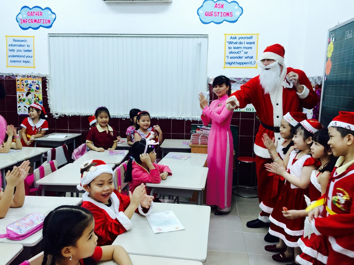 Ông già Noel tặng quà cho các em học sinh tại lớp học. (Ảnh minh hoạ: vietnammoi.vn).