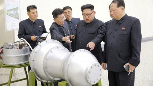 Nhà lãnh đạo Triều Tiên, Kim Jong-un thị sát vật thể được cho là đầu đạn tên lửa (Ảnh: Reuters). Nhà lãnh đạo Triều Tiên, Kim Jong-un thị sát vật thể được cho là đầu đạn tên lửa (Ảnh: Reuters).