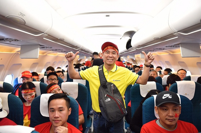 Rất đông hành khách đã có mặt và sẵn sàng cho cho chuyến bay.