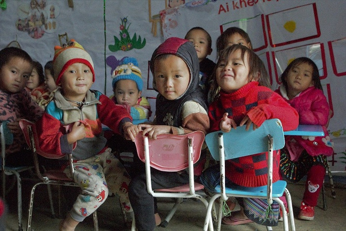 Niềm vui và sự hồn nhiên của trẻ trong điều kiện còn nhiều thiếu thốn.