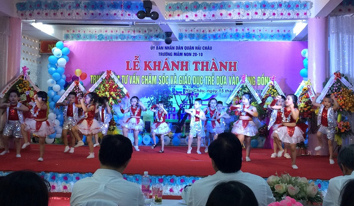 Các em nhỏ biểu diễn văn nghệ trong buổi khánh thành trung tâm. Các em nhỏ biểu diễn văn nghệ trong buổi khánh thành trung tâm.