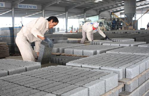 Đẩy mạnh sử dụng tro, xỉ của nhà máy nhiệt điện để sản xuất vật liệu xây dựng. ảnh: Báo Xây dựng. Đẩy mạnh sử dụng tro, xỉ của nhà máy nhiệt điện để sản xuất vật liệu xây dựng. ảnh: Báo Xây dựng.