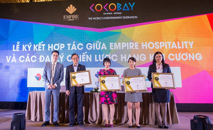 Đại diện Tập đoàn Empire cùng các Đại lý chiến lược hạng Kim Cương: Saigon Tourist, Vietnam Tourism Charter, Global Tour, Viet Travel Đại diện Tập đoàn Empire cùng các Đại lý chiến lược hạng Kim Cương: Saigon Tourist, Vietnam Tourism Charter, Global Tour, Viet Travel