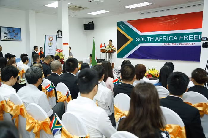 Bà Đỗ Thị Kim Liên cho biết, năm nay, thay vì tổ chức tiệc mừng, Lãnh sự Cộng hòa Nam Phi tại TPHCM chỉ tổ chức buổi họp mặt nhằm đóng góp vào những việc làm thuyện nguyện. Bà Đỗ Thị Kim Liên cho biết, năm nay, thay vì tổ chức tiệc mừng, Lãnh sự Cộng hòa Nam Phi tại TPHCM chỉ tổ chức buổi họp mặt nhằm đóng góp vào những việc làm thuyện nguyện.