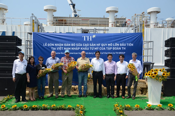 Lãnh đạo Công ty cổ phần thực phẩm sữa TH tặng hoa và cảm ơn các chuyên gia chăn nuôi, thú y đã đưa đàn bò cập cảng thành công sau 36 ngày trên biển. Lãnh đạo Công ty cổ phần thực phẩm sữa TH tặng hoa và cảm ơn các chuyên gia chăn nuôi, thú y đã đưa đàn bò cập cảng thành công sau 36 ngày trên biển.