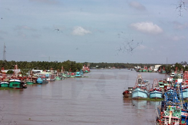 Tàu cá neo đâu trên sông Cái Bé-Cái Lớn, Kiên Giang. (Ảnh: Lê Sen/TTXVN) Tàu cá neo đâu trên sông Cái Bé-Cái Lớn, Kiên Giang. (Ảnh: Lê Sen/TTXVN)