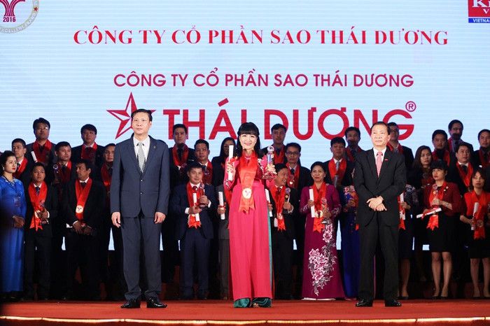 Dược sĩ Bùi Thị Song Sơn – Giám đốc chất lượng công ty cổ phần Sao Thái Dương vinh dự nhận giải Top 5 –Thương hiệu mạnh 2016 Dược sĩ Bùi Thị Song Sơn – Giám đốc chất lượng công ty cổ phần Sao Thái Dương vinh dự nhận giải Top 5 –Thương hiệu mạnh 2016