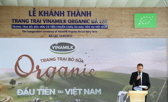 Ông Richard De Boer, đại diện tổ chức chứng nhận độc lập Control Union Hà Lan chia sẻ trong lễ khánh thành trang trại Vinamilk Organic Đà Lạt. Ông Richard De Boer, đại diện tổ chức chứng nhận độc lập Control Union Hà Lan chia sẻ trong lễ khánh thành trang trại Vinamilk Organic Đà Lạt.