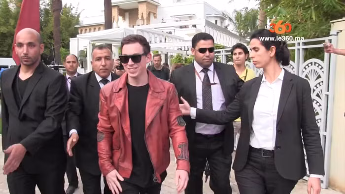 Hardwell và các vệ sĩ khi tham dự sự kiện.