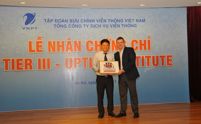 Đai diện VNPT nhận chứng chỉ Uptime tier III.