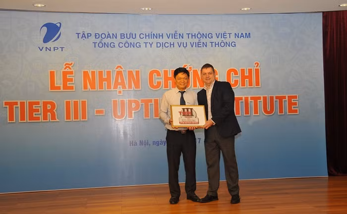 Đai diện VNPT nhận chứng chỉ Uptime tier III.