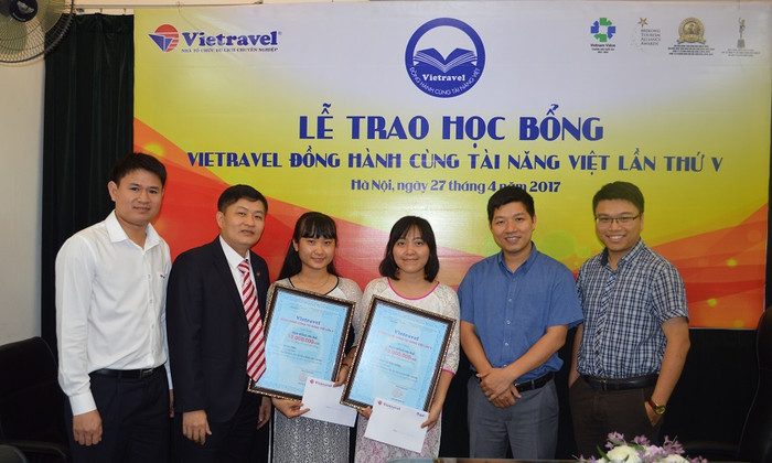 Vietravel tặng hai suất học bổng, mỗi suất trị giá 10 triệu đồng cho hai sinh viên Khoa Du lịch, Trường Đại học Khoa học Xã hội và Nhân văn. Vietravel tặng hai suất học bổng, mỗi suất trị giá 10 triệu đồng cho hai sinh viên Khoa Du lịch, Trường Đại học Khoa học Xã hội và Nhân văn.