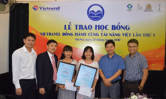 Vietravel tặng hai suất học bổng, mỗi suất trị giá 10 triệu đồng cho hai sinh viên Khoa Du lịch, Trường Đại học Khoa học Xã hội và Nhân văn. Vietravel tặng hai suất học bổng, mỗi suất trị giá 10 triệu đồng cho hai sinh viên Khoa Du lịch, Trường Đại học Khoa học Xã hội và Nhân văn.