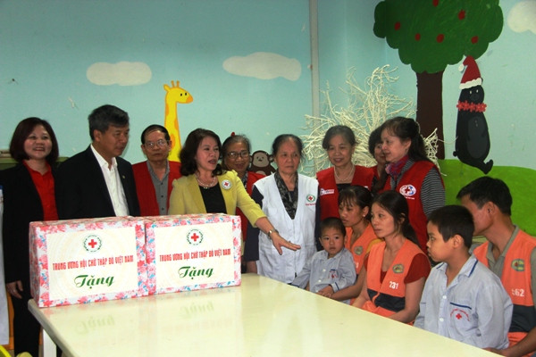 Trung ương Hội chữ thập đỏ ngày càng có nhiều đóng góp quan trọng trong các hoạt động nhân đạo. ảnh trên Tạp chí Đảng cộng sản. Trung ương Hội chữ thập đỏ ngày càng có nhiều đóng góp quan trọng trong các hoạt động nhân đạo. ảnh trên Tạp chí Đảng cộng sản.