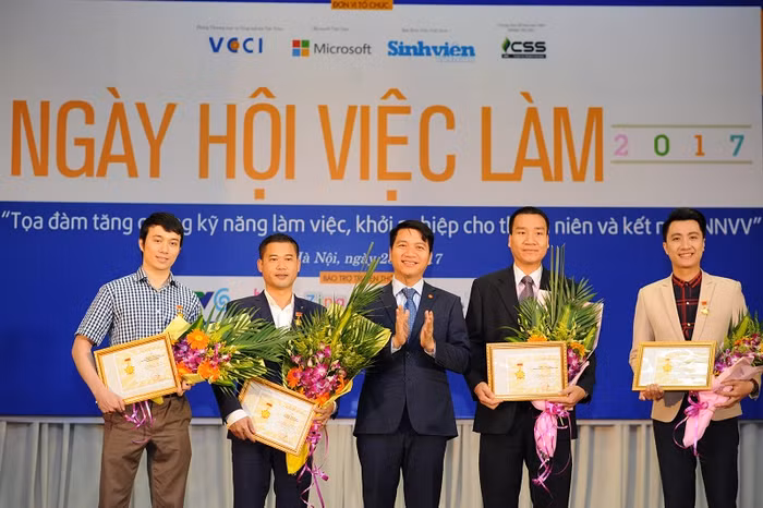 Trong khuôn khổ chương trình, Ban Bí thư Trung ương Đoàn đã trao Kỷ niệm chương “Vì thế hệ trẻ” cho các nhân vật đã có nhiều đóng góp, cống hiến cho sự nghiệp giáo dục, đào tạo, bồi dưỡng thế hệ trẻ Việt Nam. ảnh: Dương Triều.