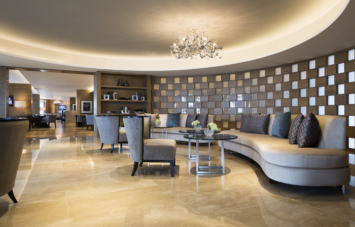 Khung cảnh phòng Presidential Suite tại khách sạn JW Marriott Hanoi – Phòng được chia thành nhiều phòng nhỏ bao gồm phòng khách, phòng ngủ, phòng làm việc. Khung cảnh phòng Presidential Suite tại khách sạn JW Marriott Hanoi – Phòng được chia thành nhiều phòng nhỏ bao gồm phòng khách, phòng ngủ, phòng làm việc.