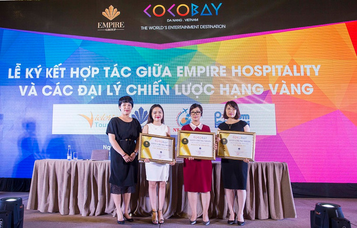 Đại diện Tập đoàn Empire cùng các Đại lý chiến lược hạng Kim Cương: Victoria tour,Postum travel, NT Travel. Đại diện Tập đoàn Empire cùng các Đại lý chiến lược hạng Kim Cương: Victoria tour,Postum travel, NT Travel.