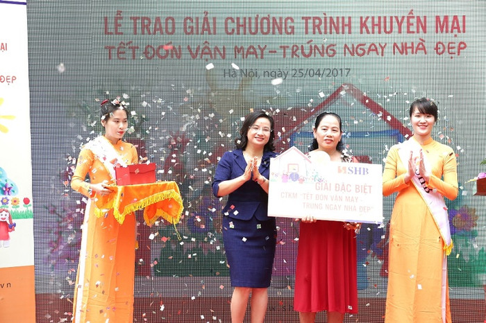 Bà Đinh Thị Thoang - khách hàng của Chi nhánh SHB Đà Nẵng trúng thưởng căn hộ cao cấp gần 3 tỷ đồng do SHB trao tặng. ảnh: shb. Bà Đinh Thị Thoang - khách hàng của Chi nhánh SHB Đà Nẵng trúng thưởng căn hộ cao cấp gần 3 tỷ đồng do SHB trao tặng. ảnh: shb.