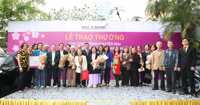 Nhiều khách hàng khác của Bac A Bank cũng may mắn giành các giải thưởng có giá trị như: Xe máy SH 150i;iPhone 7 Plus (128Gb);1 chỉ vàng SJC 9999. Nhiều khách hàng khác của Bac A Bank cũng may mắn giành các giải thưởng có giá trị như: Xe máy SH 150i;iPhone 7 Plus (128Gb);1 chỉ vàng SJC 9999.