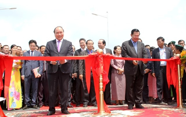 Thủ tướng Chính phủ Nguyễn Xuân Phúc và Thủ tướng Chính phủ Vương quốc Campuchia Samdech Techo Hun Sen cắt băng khánh thành Cầu Long Bình-Chrey Thom. Thủ tướng Chính phủ Nguyễn Xuân Phúc và Thủ tướng Chính phủ Vương quốc Campuchia Samdech Techo Hun Sen cắt băng khánh thành Cầu Long Bình-Chrey Thom.