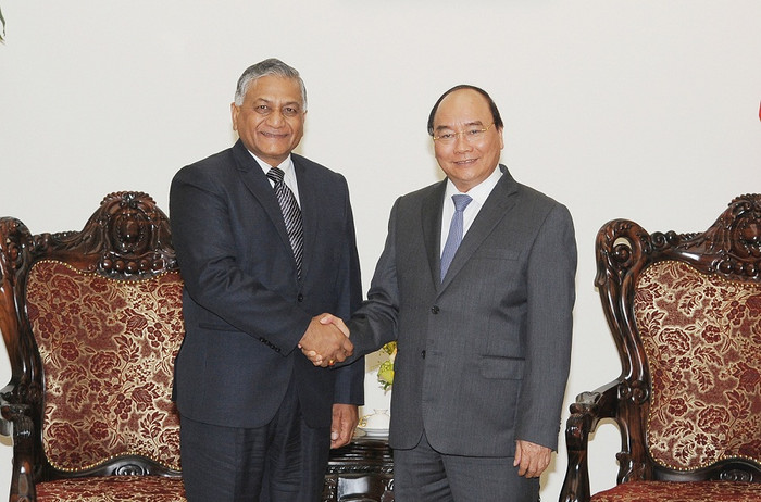 Thủ tướng Nguyễn Xuân Phúc tiếp Quốc vụ khanh Bộ Ngoại giao Ấn Độ - ôg Vijay Kumar Singh. ảnh: vgp.