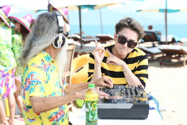 Hình ảnh trẻ trung, năng động của nam ca sĩ bên đồi chè trong MV đốn tim không ít fan nữ. Hình ảnh trẻ trung, năng động của nam ca sĩ bên đồi chè trong MV đốn tim không ít fan nữ.