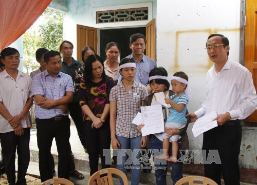 Phó Chủ tịch Ủy ban Nhân dân tỉnh Hà Tĩnh Đặng Ngọc Sơn đến thăm hỏi, động viên, gửi Thư khen và quà của Chủ tịch nước cho em Nguyễn Thị Sáng. Ảnh: Phan Đình Quân/TTXVN.